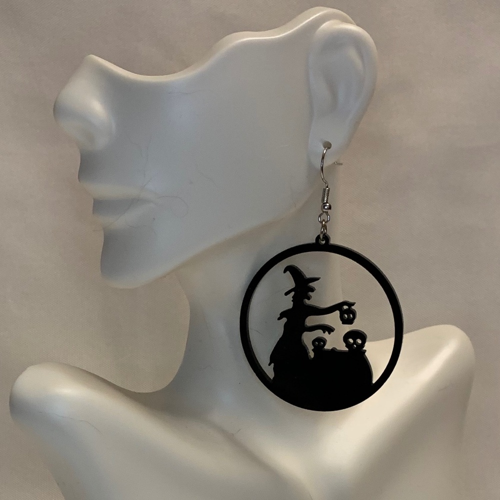 NWT! Creepy Black Round Acrylic Halloween Witch with Cauldron & Skulls Earrings!